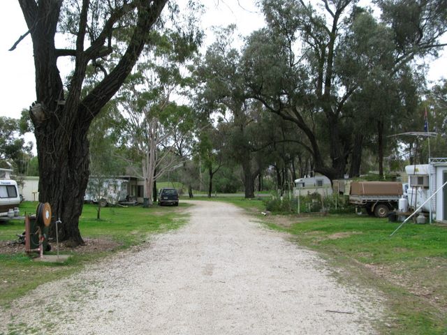 Golden Triangle Caravan Park - Tarnagulla: Gravel roads throughout the park
