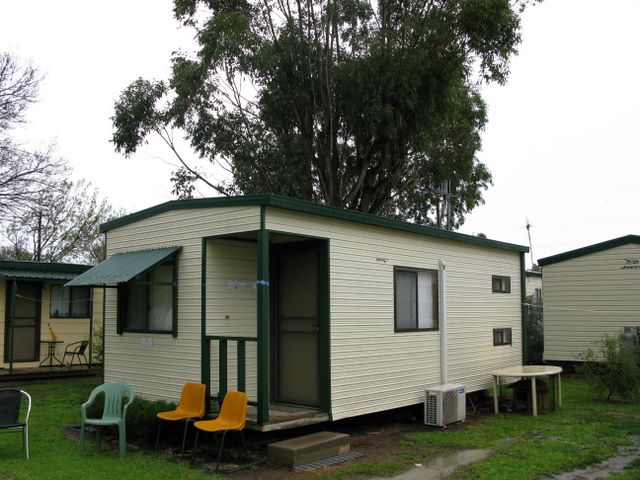 Tatura Caravan Park - Tatura: Cottage accommodation ideal for families, couples and singles