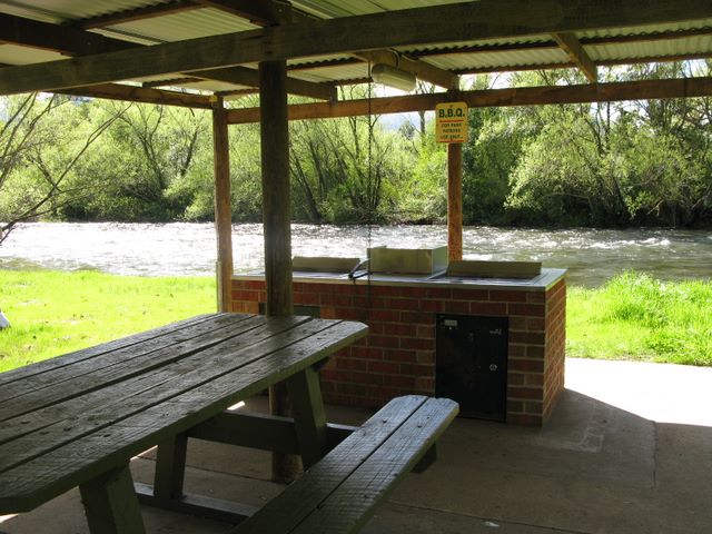 Tawonga Caravan Park - Tawonga: Interior of sheltered BBQ area with river views