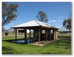 Temora Airfield Tourist Park - Temora: Camp kitchen and BBQ area