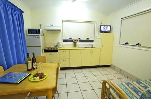 BIG4 Noosa Bougainvillia Holiday Park - Tewantin: Kitchen and Dining Room in cottage