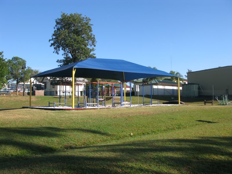Tiaro Memorial Park - Tiaro: Playground for children in adjacent Memorial Park