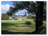 Tocumwal Tourist Park - Tocumwal: Lots of well maintained open space in front of the cabins