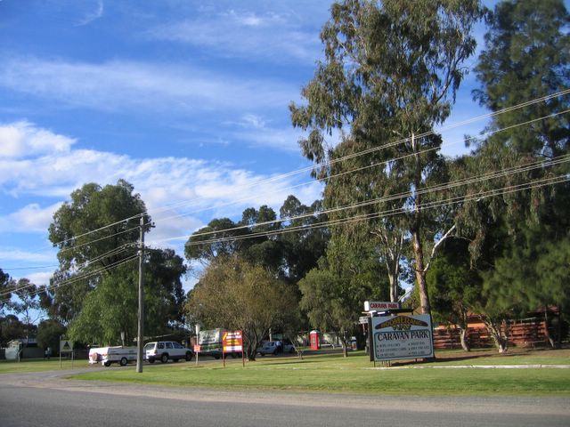Boomerang Way Tourist Park - Tocumwal: View of the park from the road