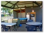Boomerang Way Tourist Park - Tocumwal: Camp kitchen and BBQ area 