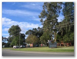 Boomerang Way Tourist Park - Tocumwal: View of the park from the road
