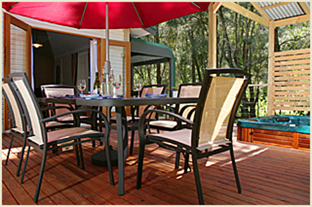 Barlings Beach Tourist Park - Tomakin: Outdoor dining in Regal Spa Villa