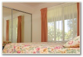 Barlings Beach Tourist Park - Tomakin: Bedroom in Luxury Spa Villa