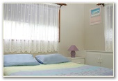 Barlings Beach Tourist Park - Tomakin: Bedroom in Deluxe Cabin