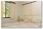 Barlings Beach Tourist Park - Tomakin: Bedroom in Standard Cabin
