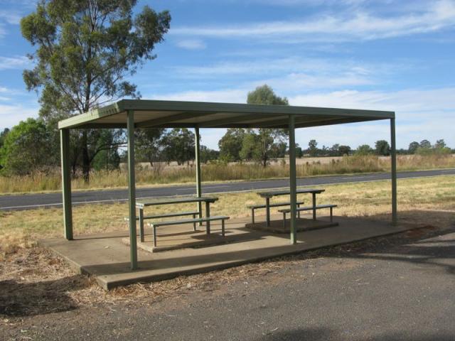 Tooraweenah Rest Area - Tooraweenah: Undercover picnic tables to shield you from the sun and rain. 