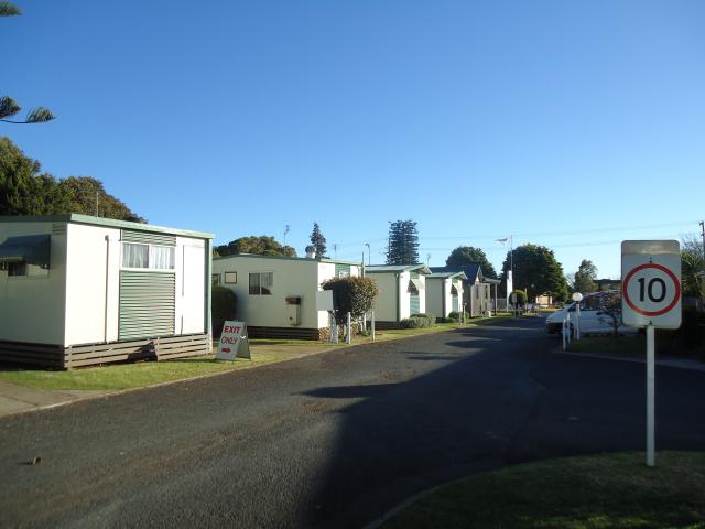 BIG4 Toowoomba Garden City Holiday Park - Toowoomba: View of some of the cabins in the park.
