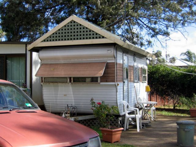 Jolly Swagman Caravan Park - Toowoomba: I love the roof over this caravan