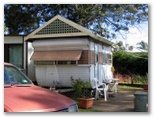 Jolly Swagman Caravan Park - Toowoomba: I love the roof over this caravan