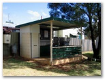 Jolly Swagman Caravan Park - Toowoomba: Camp Kitchen and BBQ area