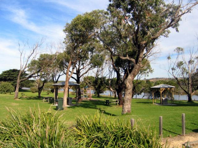 Torquay Foreshore Caravan Park - Torquay: Picnic area beside the river adjacent to the park