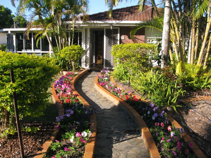 Shelly Beach Caravan Park - Torquay: Reception and office with impressive garden beds
