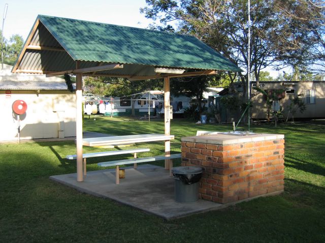Range Caravan Park - Townsville: BBQ facilities