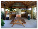 Trinity Beach Holiday Park - Trinity Beach: Camp kitchen and BBQ area