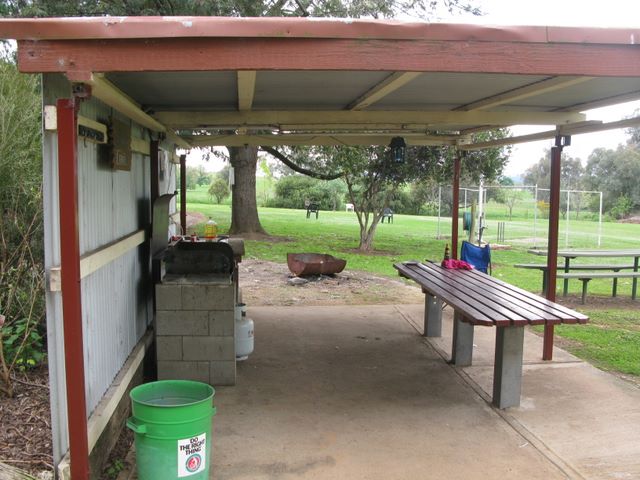 Blowering Holiday Park - Tumut: Sheltered outdoor BBQ