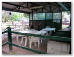 Blowering Holiday Park - Tumut: Camp kitchen and BBQ area