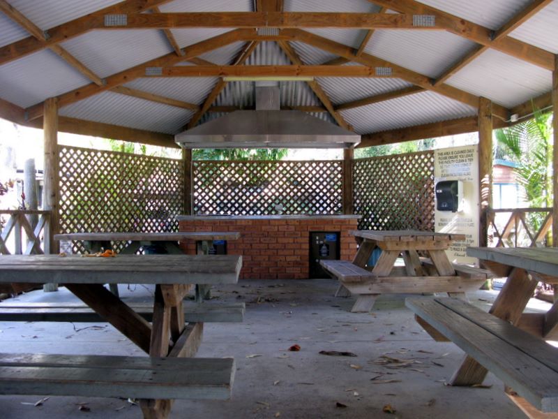 Twin Dolphins Holiday Park - Tuncurry: Camp kitchen and BBQ area