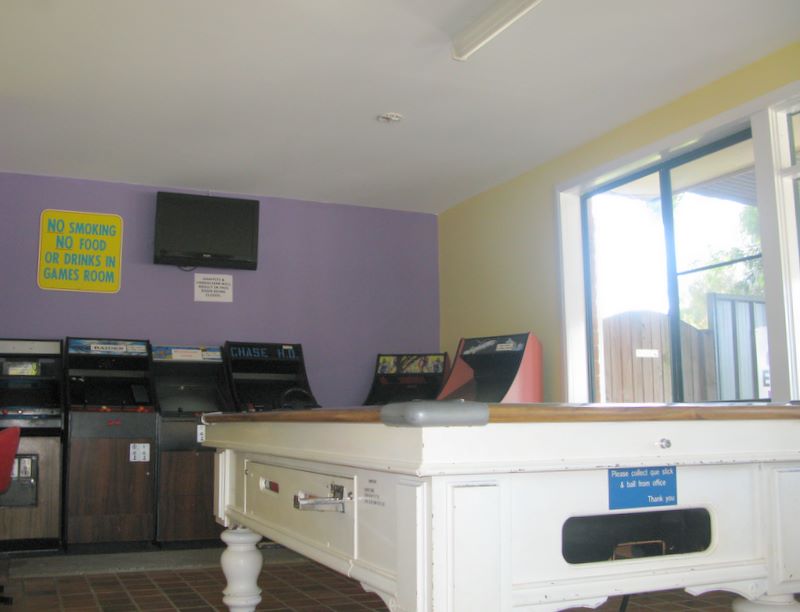 Twin Dolphins Holiday Park - Tuncurry: Games room near reception