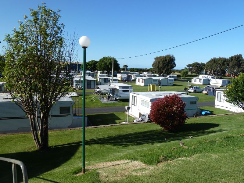 BIG4 Ulverstone Holiday Park - Ulverstone: Overview of park with caravan and tent sites and annuals on site vans