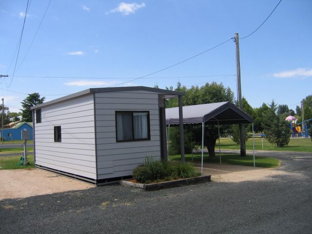 Uralla Caravan Park - Uralla: Cottage accommodation ideal for families, couples and singles