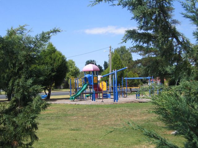 Uralla Caravan Park - Uralla: Adjacent playground for children