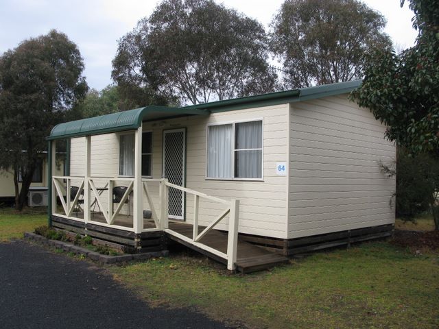 Country Road Caravan Park - Uralla: Cottage accommodation, ideal for families, couples and singles