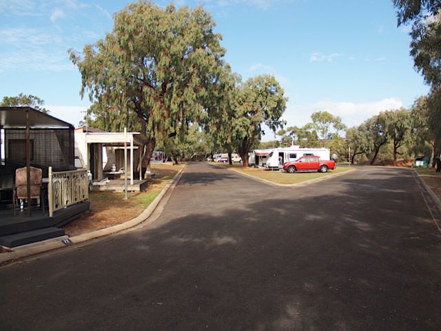 Victor Harbor Beachfront Holiday Park - Russell Barter 2009 - Victor Harbor: Excellent all weather roads