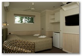 Victor Harbor Beachfront Holiday Park - Victor Harbor: Bedroom with wide screen TV