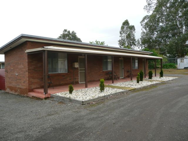 Honeysuckle Caravan Village - Violet Town: Motel style accommodation