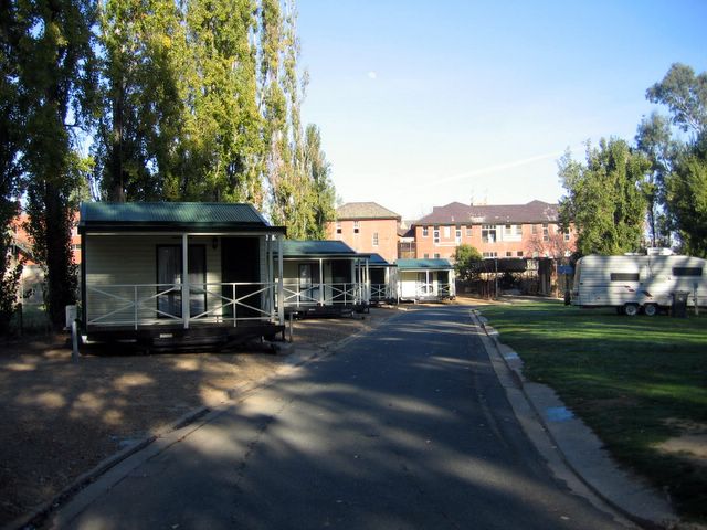 Wagga Wagga Beach Caravan Park - Wagga Wagga: Good paved roads throughout the park