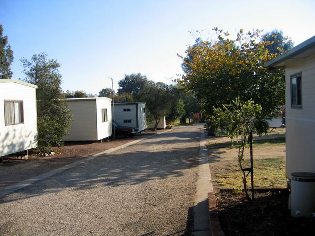 Horseshoe Motor Village Caravan Park - Wagga Wagga: Good paved roads throughout the park