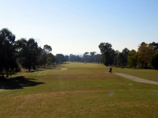 Wagga Wagga RSL Golf Course - Wagga Wagga: Fairway view Hole 1