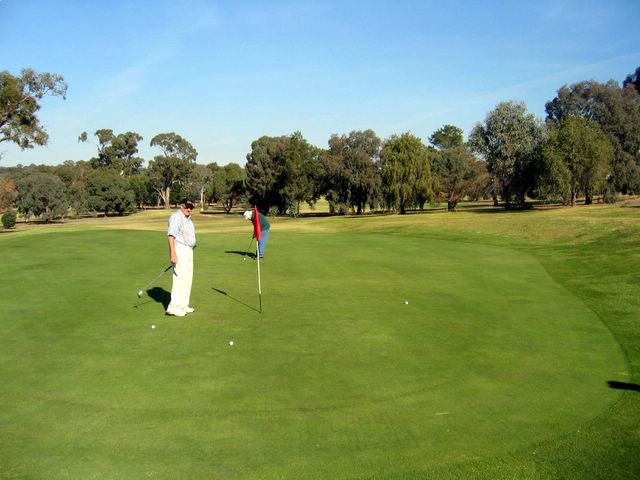 Wagga Wagga RSL Golf Course - Wagga Wagga: Green on Hole 2