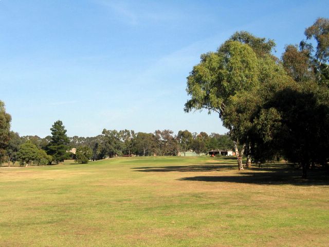 Wagga Wagga RSL Golf Course - Wagga Wagga: Approach to the Green on Hole 4