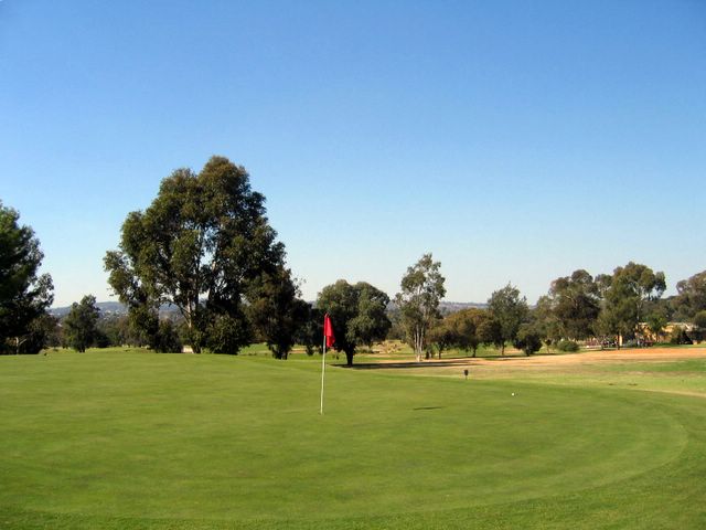 Wagga Wagga RSL Golf Course - Wagga Wagga: Green on Hole 9