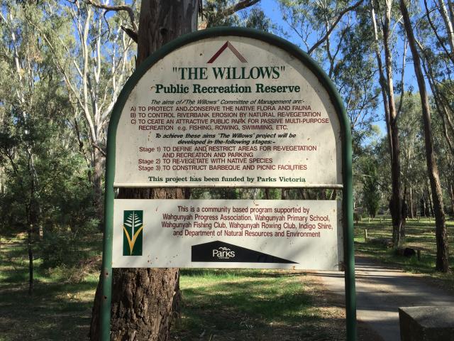 Willows Camping and Recreation Reserve - Wahgunyah: Welcome sign. Take the left dirt track to the camping areas.