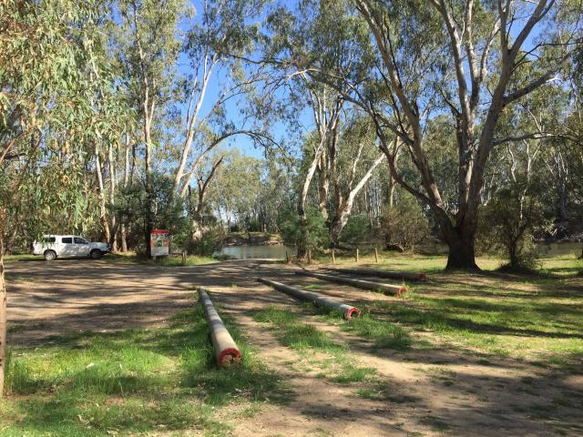 Willows Camping and Recreation Reserve - Wahgunyah: Parking for vehicles with boats. Do not park your caravan here.