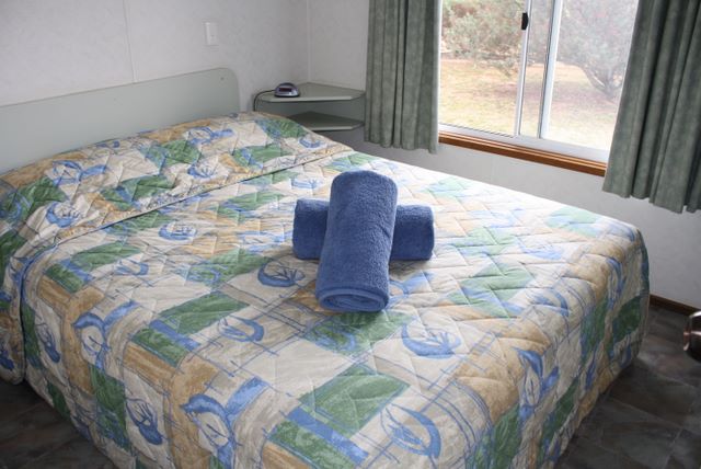 Waikerie Caravan Park - Waikerie: Bedroom of cabin