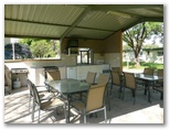 BIG4 Wangaratta North Cedars Holiday Park - Wangaratta: Camp kitchen and BBQ area