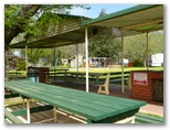 Painters Island Caravan Park - Wangaratta: Sheltered outdoor BBQ