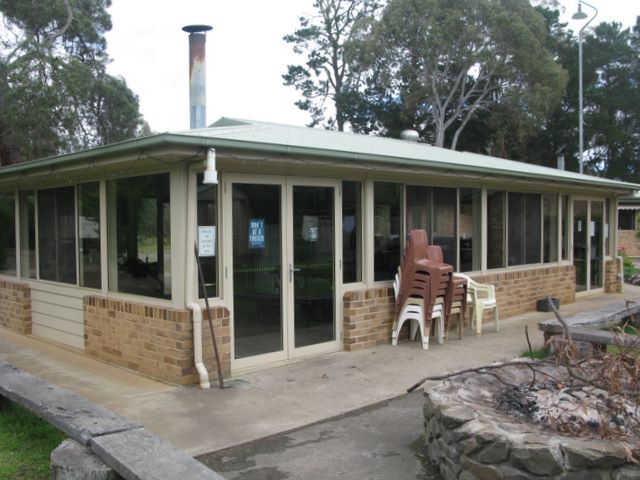 Wannon River Holiday Park - Wannon: Camp kitchen and BBQ area