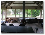 Wannon River Holiday Park - Wannon: Camp kitchen and BBQ area