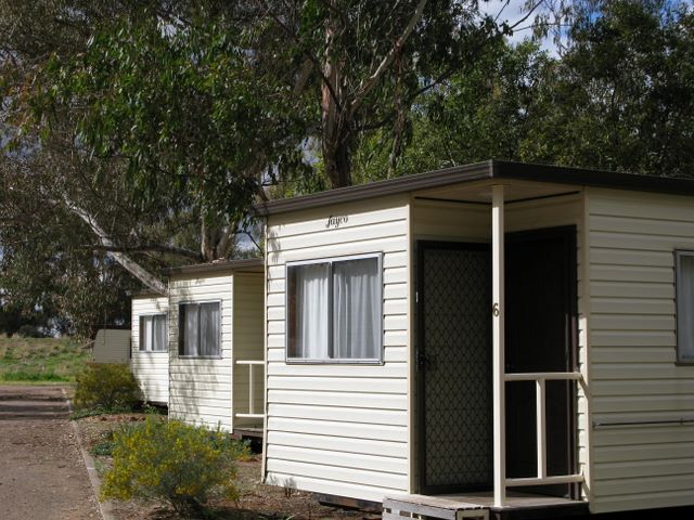 Macquarie Caravan Park - Warren: Cottage accommodation ideal for families, couples and singles