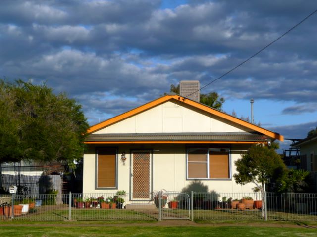 Warren NSW - Warren: Warren NSW: Bright cottage in Warren township