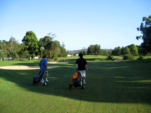 Warringah Golf Course - North Manly Sydney: Approach to the Green on Hole 11 with water trap before green